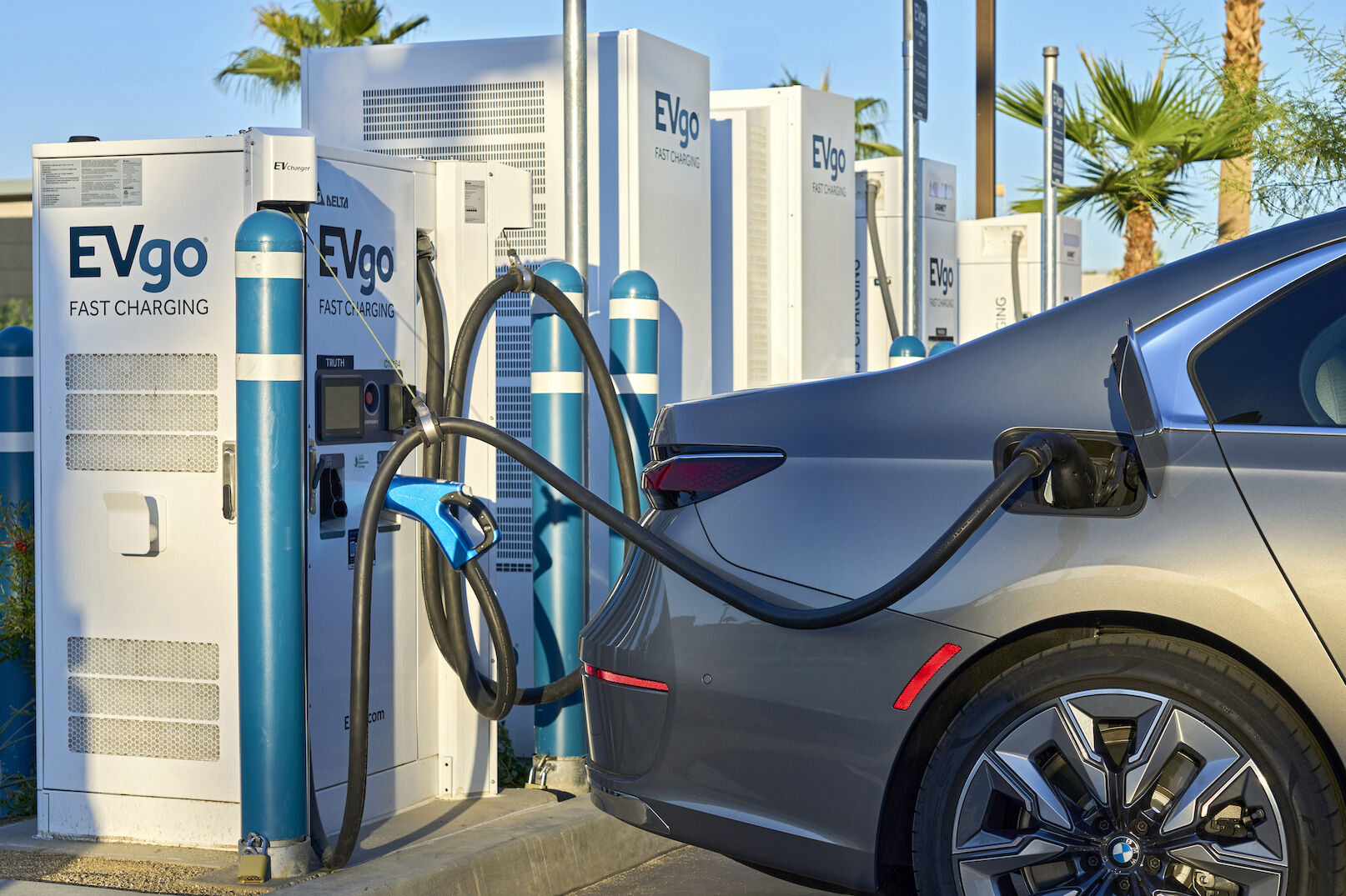 BMW_i7_xDrive_Oxid_Grey_110.jpg